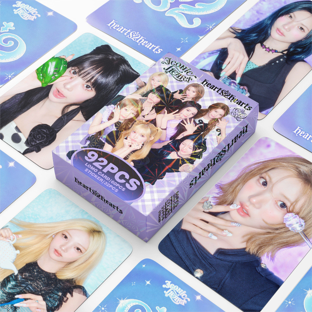 Hearts2Hearts อัลบั้ม ICONIC HEART Lomo Card Photocard โปสการ์ด 60 ชิ้นการ์ด + สติ๊กเกอร์ขนาดเล็ก 32 ชิ้น