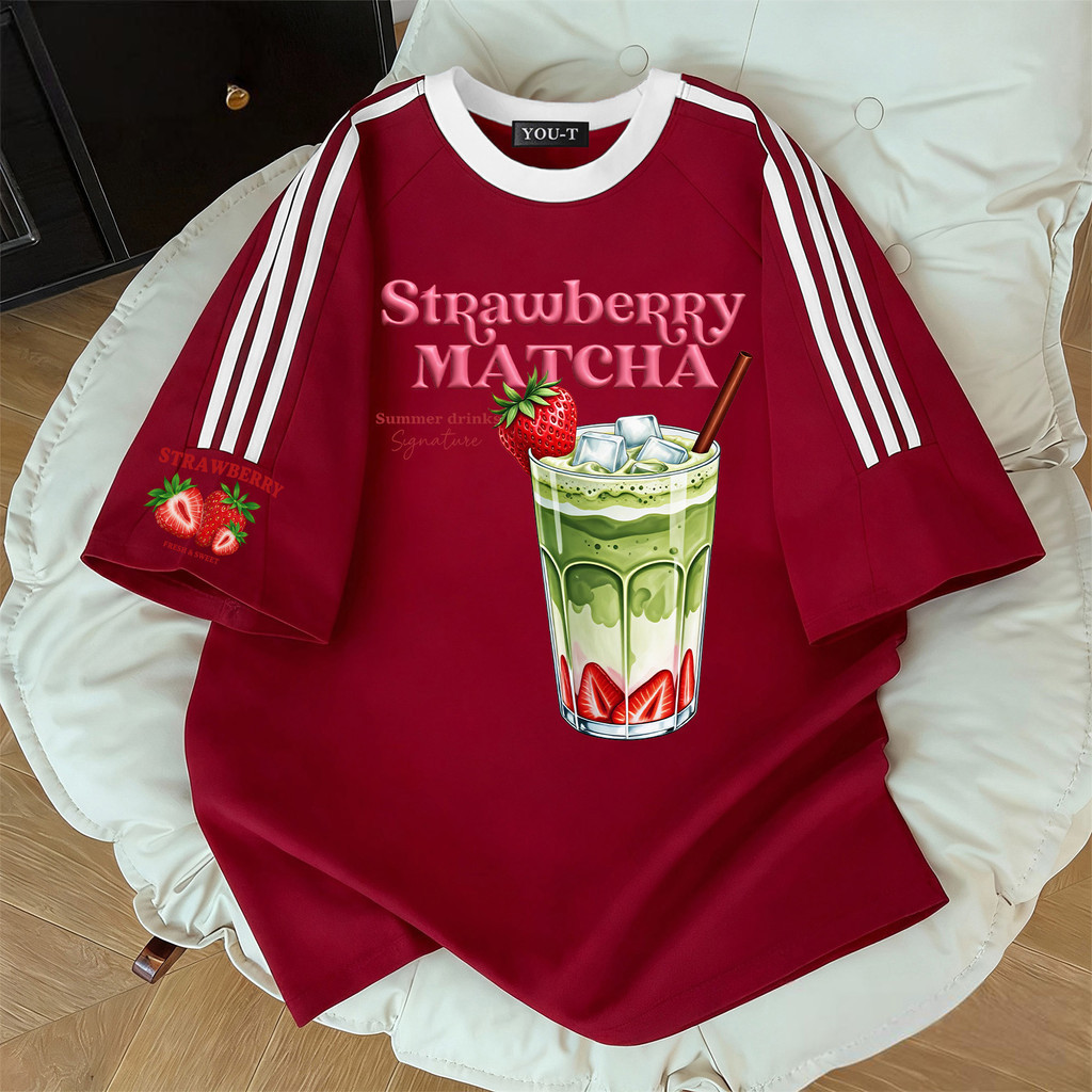 YUME🌸เสื้อยืดOversizeลายแถบสีขาวบนแขน ผ้าCOTTONลาย "Strawberry matcha" เนื้อผ้าเกรดพรีเมียม คอกลม ใส