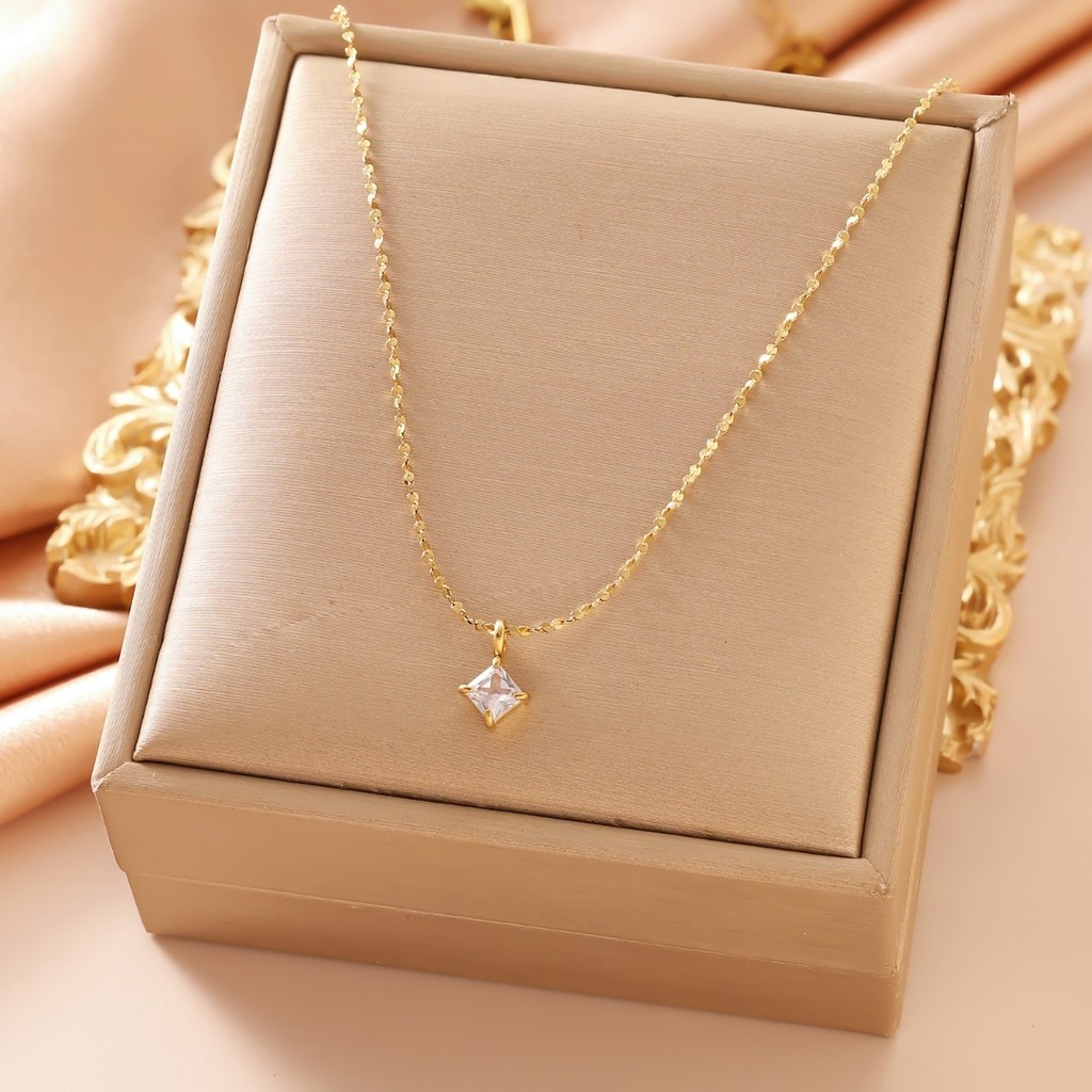 สร้อยคอไทเทเนียมเหล็กชุบ 18K ทองแท้ Gypsophila ขนาดเล็ก Cube น้ําตาลจี้ Clavicle Chain สุภาพสตรีเครื่องประดับ