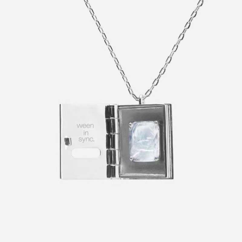 สร้อยคอ Enigma Small Book อัญมณีทอง/เงิน ดีไซน์ Classic Reversible ปรับเปลี่ยนตัวอักษรได้