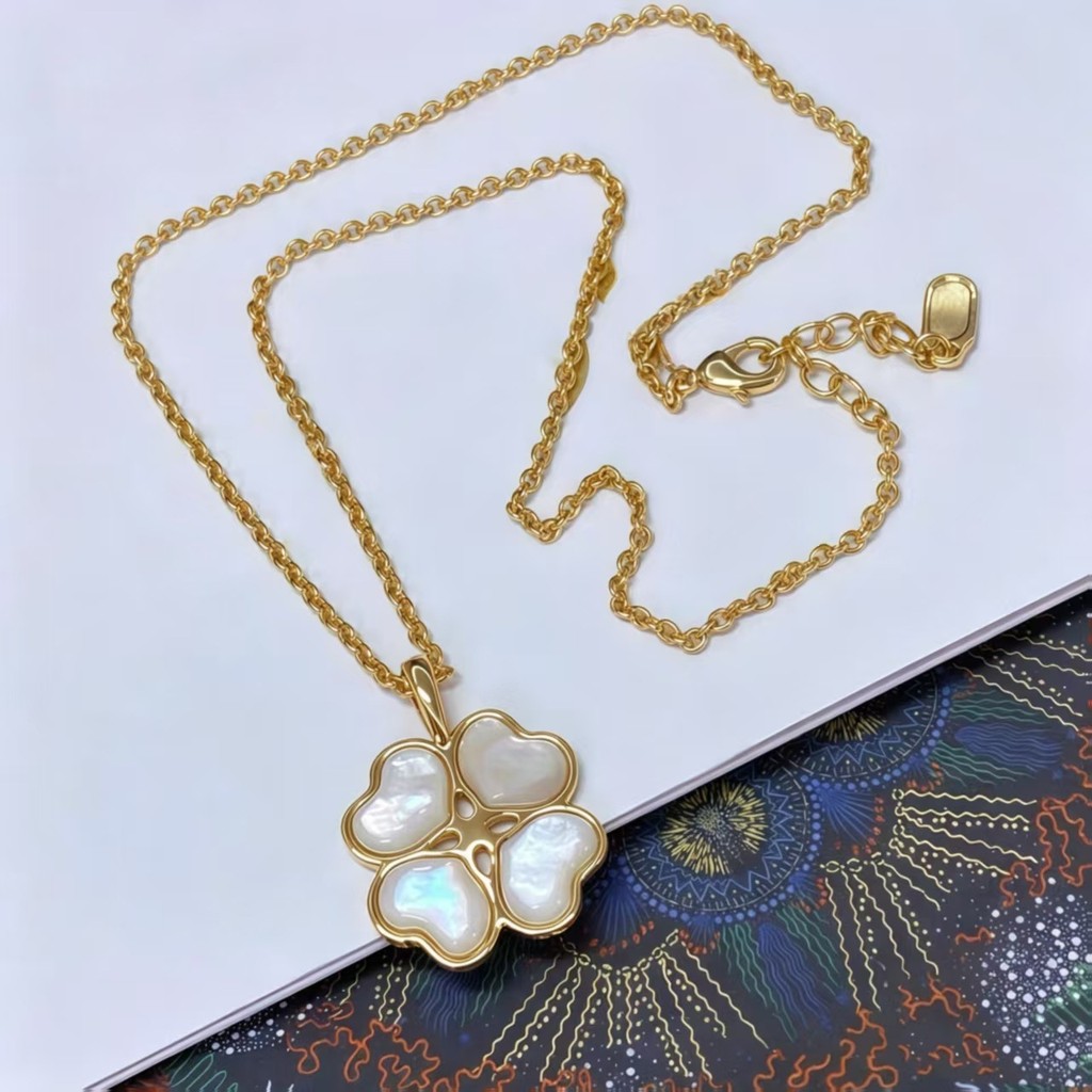 26sD Letter Four-Leaf Clover สีขาว Fritillary จี้สร้อยคอ High-End ประณีต Niche All-Match สร้อยคอ Cla