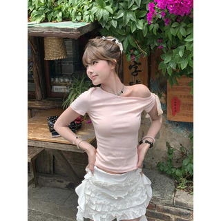 Vogue🌟พร้อมส่ง🌟 เสื้อครอปแขนสั้นดีไซน์เซ็กซี่ ปาดไหล่ผูกโบว์โชว์หลังผ้าลูกไม้ มีฟองน้ำในตัว (FY5019)