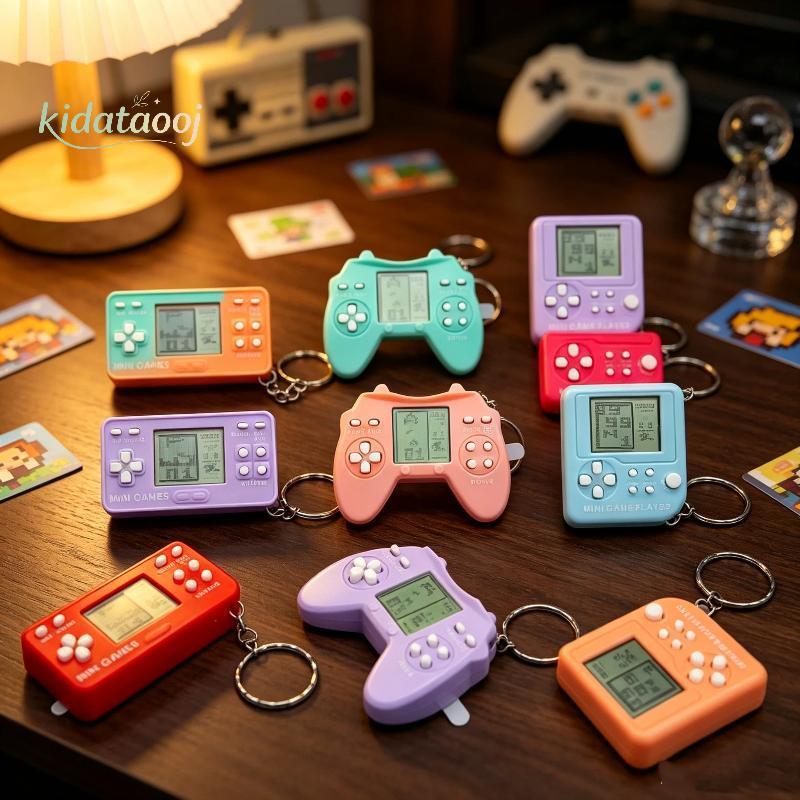 [KIDA] เครื่องเล่นเกมมือถือย้อนยุคขนาดเล็กในตัวเกมคลาสสิกการออกแบบพวงกุญแจแบบพกพาเป็นพิเศษสําหรับจี้กระเป๋าเดินทาง