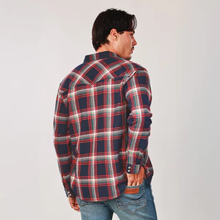 WRANGLER เสื้อเชิ้ตแขนยาวผู้ชาย คอลเลคชั่น Wrangler Legends รุ่น WR S226MSHLN16 สีแดง