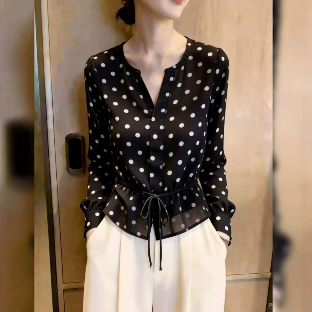 [สินค้าพร้อมสต็อกจัดส่งในวันเดียวกัน] Polka Dot Beauty เอวแคบ Slimmer ดูเสื้อคอวีผู้หญิง