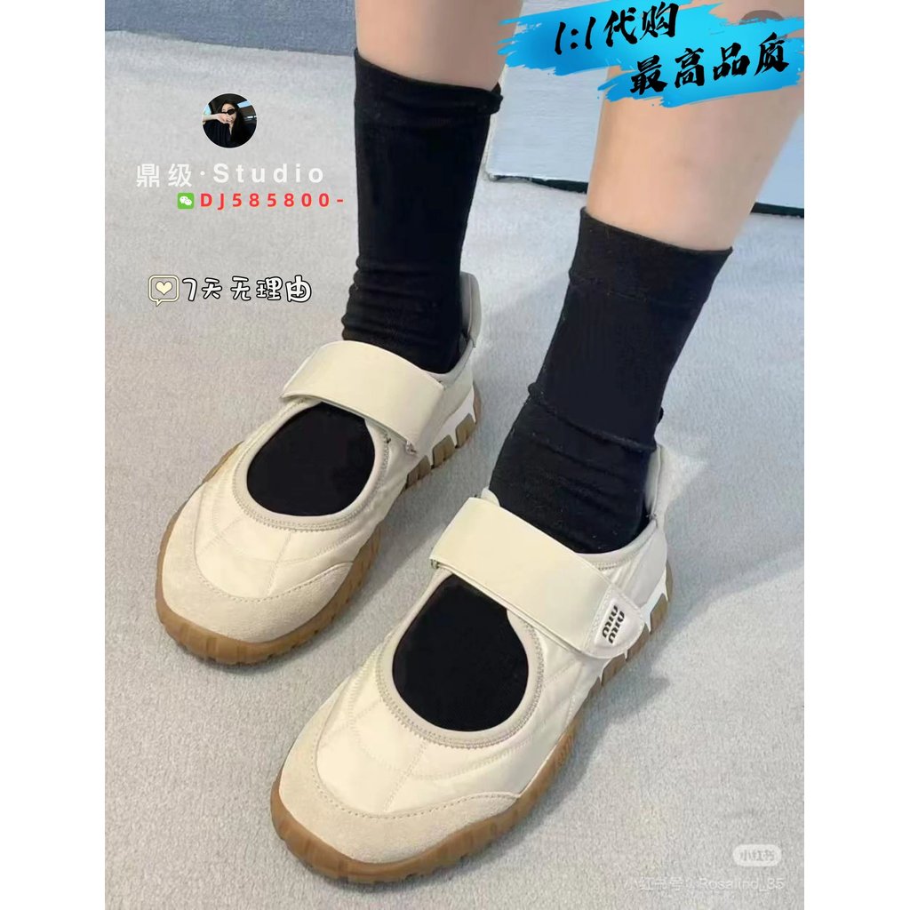 Miumiu25ss ฤดูใบไม้ผลิฤดูร้อนสไตล์ใหม่ Mary Jane Velcro ยางรองเท้า miumiu บัลเล่ต์รองเท้าผ้าใบรองเท้