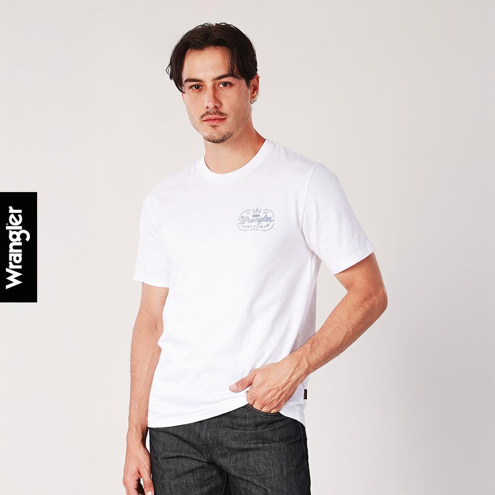 WRANGLER เสื้อยืดแขนสั้นผู้ชาย คอลเลคชั่น Wrangler Legends รุ่น WR S126MTSSN28 สีครีม