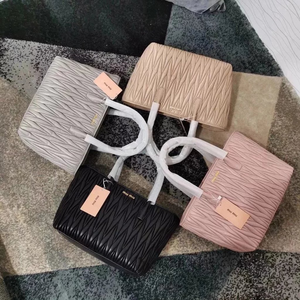 MIUMIU Mumu กระเป๋ามัลติฟังก์ชันสำหรับสตรี: สะพายได้ ถือได้ และเหมาะสำหรับการช้อปปิ้ง