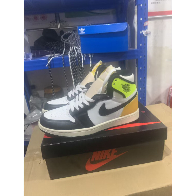 รองเท้าผู้ชาย Air Jordan 1 high og volt gold555088-118