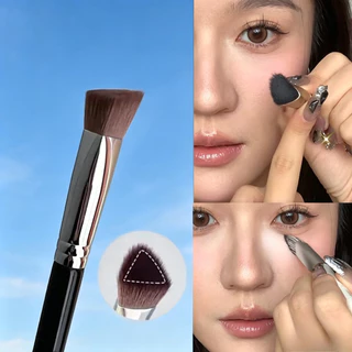 shiny: แปรงรองพื้นหัวแปรงรูปสามเหลี่ยม ใช้ปกปิดรอยสิว/ทาปรับผิว/ไฮไลท์/บลัชออน/คอนทัวร์ได้ ขนแปรงนุ่ม ทาให้ผิวเรียบเนียน