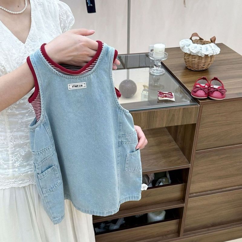 สาวสีฟ้าอ่อนหลายกระเป๋าชุดยีนส์ลายจดหมายแพทช์เสื้อกั๊กสองชิ้นชุดเด็กฤดูร้อนแฟชั่นทุกการแข่งขันสูท