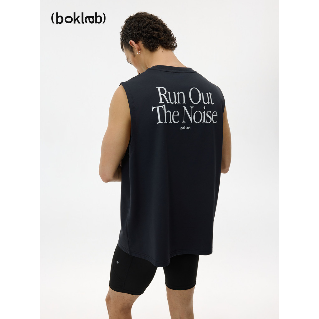BOKLAB Run Away เสียงรบกวนสโลแกนพิมพ์เสื้อกั๊กผู้ชายผ้าฝ้าย 100% Street Casual แฟชั่นบาสเกตบอลวิ่งออกกําลังกายเสื้อกั๊กแขนกุด 0707