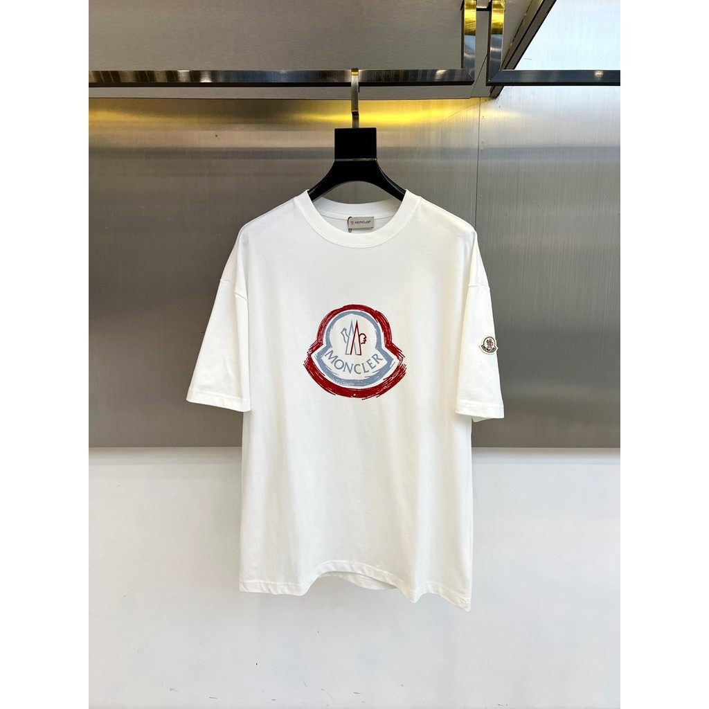 Moncler/Moncler 2026 เสื้อยืดแขนสั้นคอกลมสไตล์คู่ผู้ชายสไตล์ฤดูร้อนพิมพ์ตัวอักษรหนา Impermeable Brea