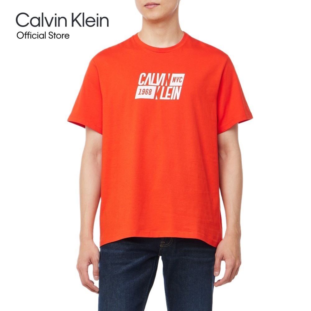 CALVIN KLEIN เสื้อยืดคอกลมแขนสั้นผู้ชาย Classic Sport Logo ทรง Regular รุ่น 4RB850G TNC - สีแดง