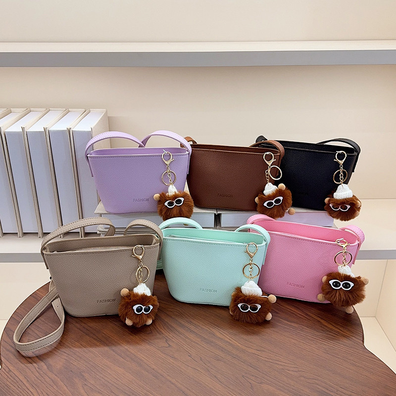 กระเป๋าสะพายข้างผู้หญิงมาใหม่กระเป๋าสะพายมาพร้อมแซตพวงกุณแจคู่กันได้ทั้งแซตกระเป๋า+พวงกุณแจks623