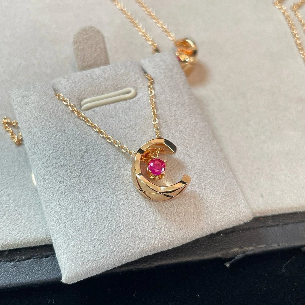 สร้อยคอพระจันทร์น้ำแข็งน้ำ จาก Chanel 5PMA