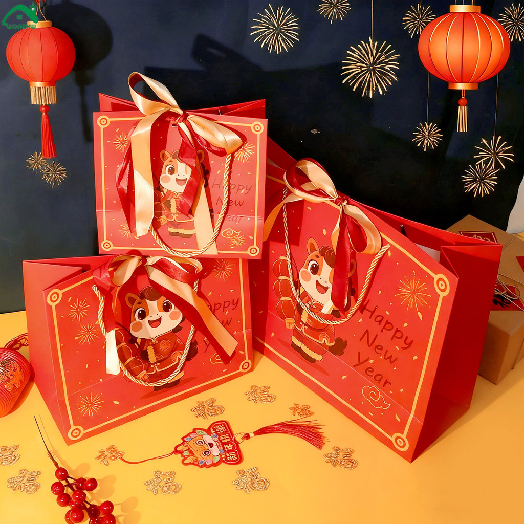 [บ้าน]ถุงของขวัญม้าปีใหม่ 1/2/3 ชิ้นสําหรับของที่ระลึกวันหยุดรูปแบบม้าการ์ตูนพร้อมการตกแต่งริบบิ้นความจุขนาดใหญ่บรรจุภัณฑ์สีแดงหลายขนาด
