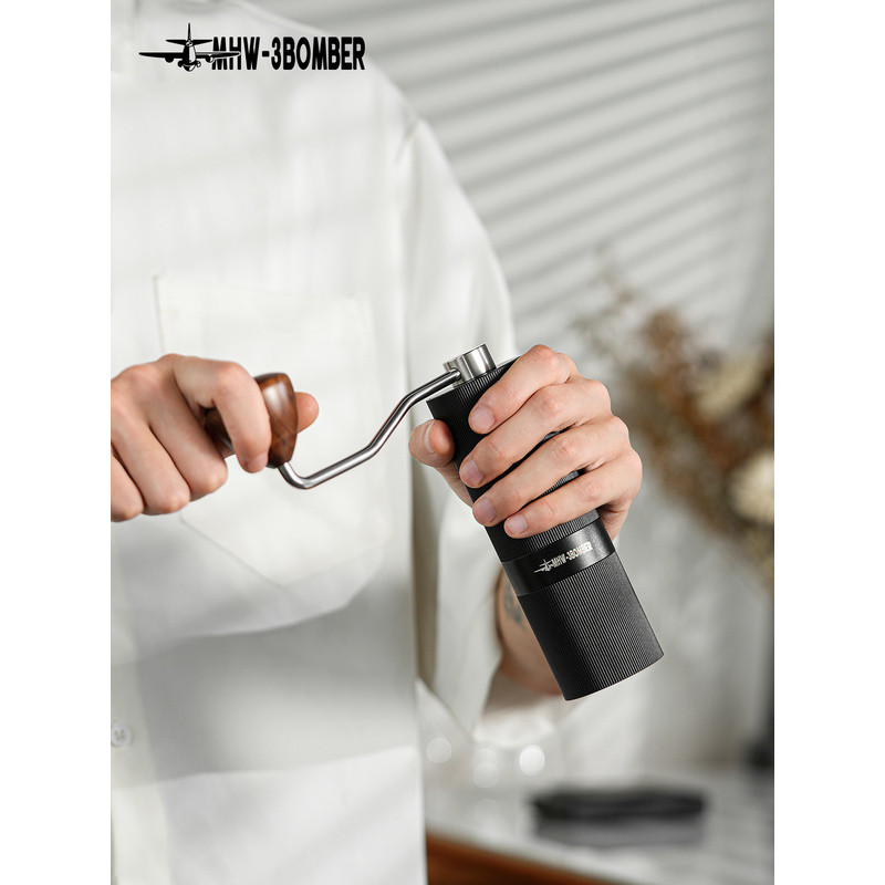 เครื่องบดเมล็ดกาแฟแบบมือหมุน MHW-3BOMBER รุ่น Bomber Racing M1 เครื่องบดเมล็ดกาแฟแบบมือหมุนเคลือบไทเ
