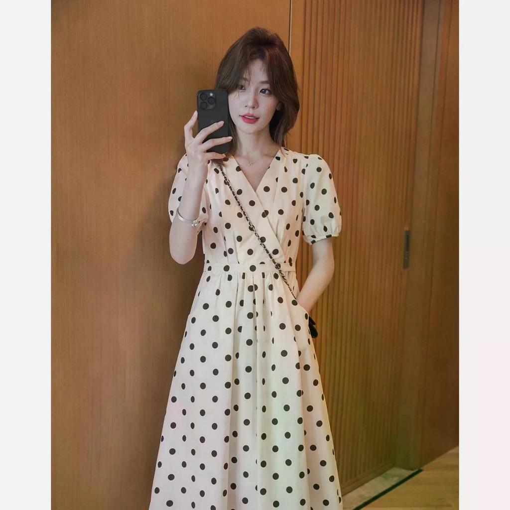 2026 สินค้าใหม่ Beige Lace-Up เอวแคบภาษาฝรั่งเศสคํา Polka Dot ชุดผู้หญิงฤดูร้อนชุดอารมณ์ V คอพัฟแขนส