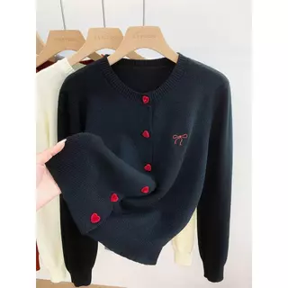 Chili Koko เสื้อคาร์ดิแกนถักแขนยาวติดกระดุมรูปหัวใจน่ารักสำหรับผู้หญิงตัวใหม่ เสื้อสเวตเตอร์ครอปคอกลมทรงหลวม 88024