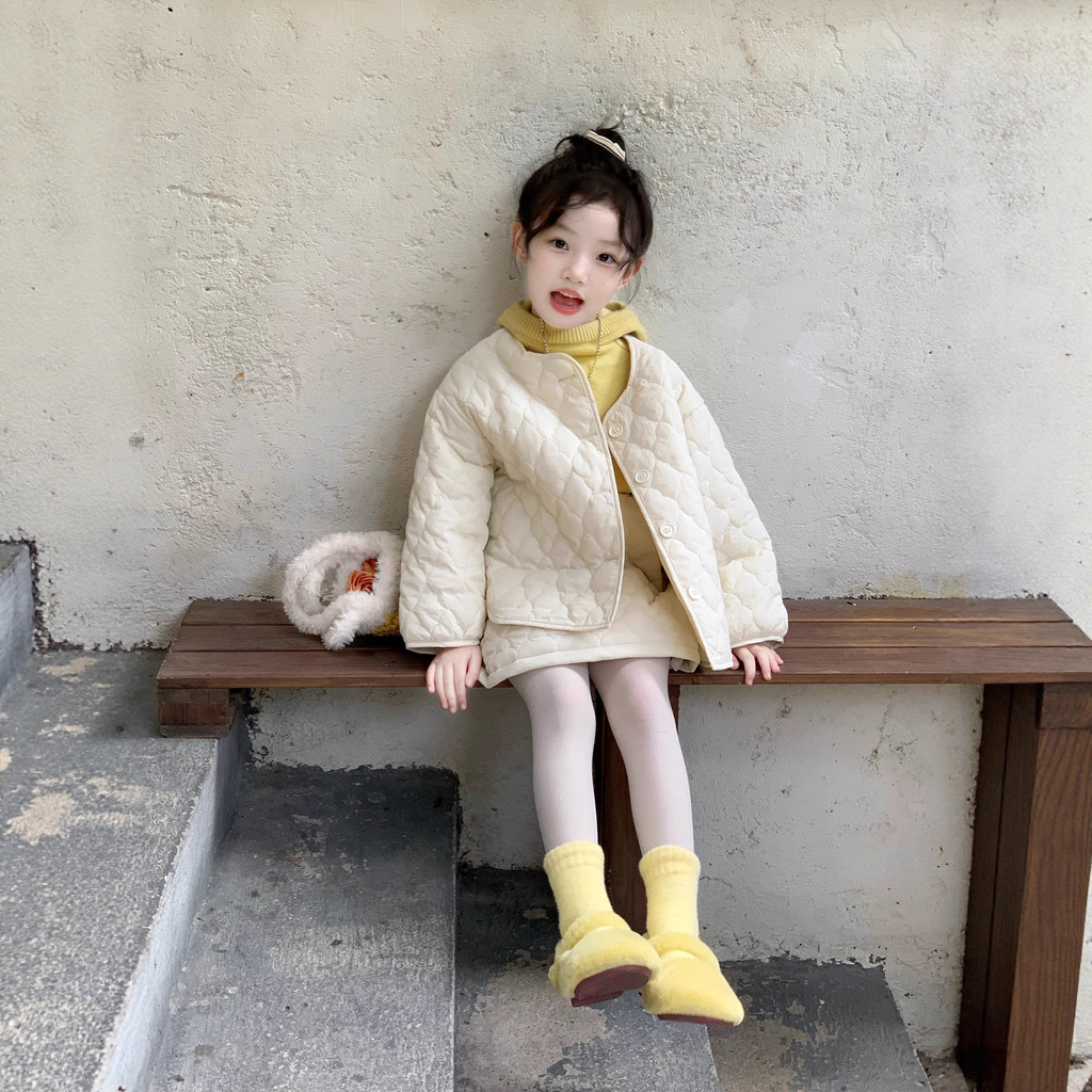 สาวเกาหลีรุ่นสูท2025 ฤดูใบไม้ร่วงฤดูหนาวสไตล์ใหม่เสื้อผ้าเด็กกลางเด็กเล็กสไตล์ตะวันตกผ้านวมแจ็คเก็ตครึ่งชุดกระโปรง จ0ที7