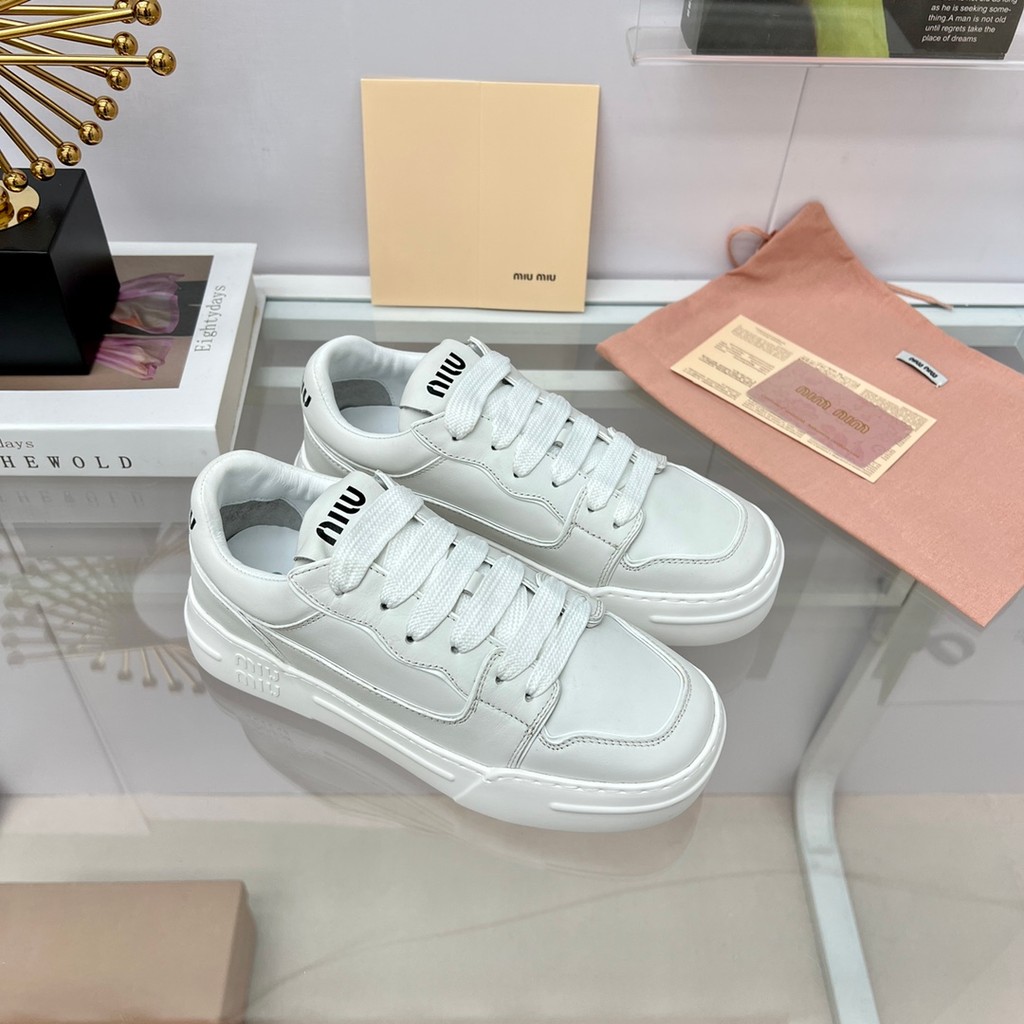 ฝรั่งเศสแท้ miumiu Mumu 23 สไตล์ใหม่แฟชั่นรองเท้าผ้าใบลําลอง Lace-Up รอบ Toe Low-Top รองเท้าผ้าใบ