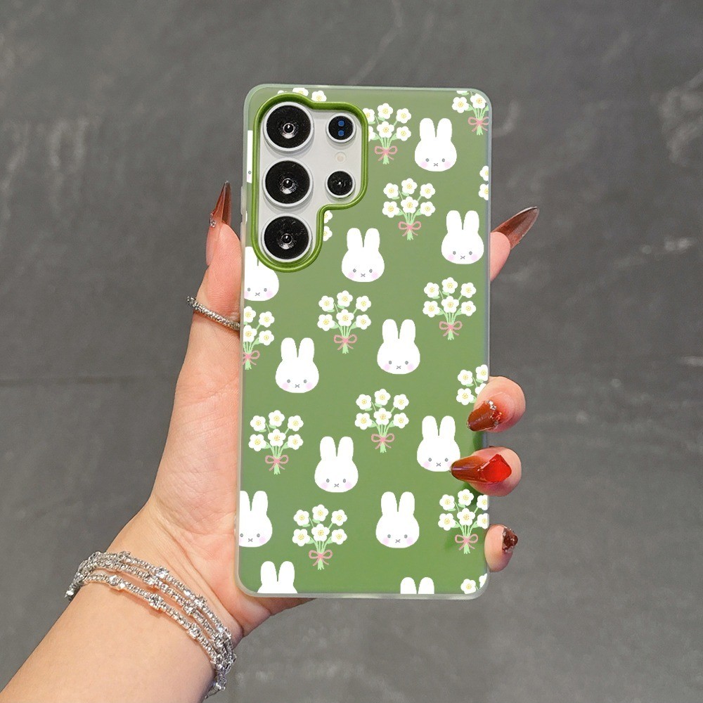 เคส SAMSUNG Galaxy s26 s25 s24 Plus s23 Ultra s22 s21 fe note20 A57 A56 A55 A54 A53 A16 A37 A36 case เคสโทรศัพท์ Samsung วัสดุเจลลี่ 2in1 สองชั้น พื้นสีเขียวชาเขียวลายกระต่ายหน้าตาและดอกเดซี่สีขาว โบว์สีชมพูกระจายทั่วหลัง ดีไซน์เรียบง่ายน่ารัก