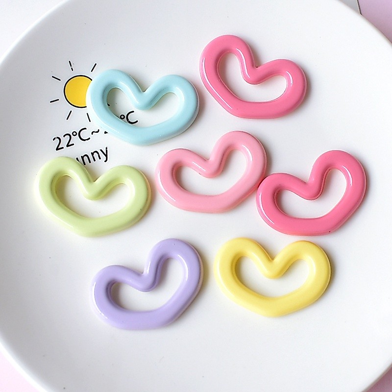 10 ชิ้น Hollow Heart Flatback Cabochons สําหรับ Hairpin โทรศัพท์เครื่องประดับหัตถกรรมอุปกรณ์ตกแต่ง