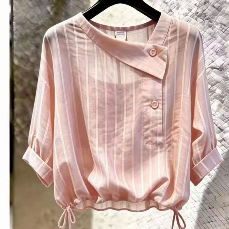 เสื้อยืดผู้หญิงฤดูร้อนใหม่คอสี่เหลี่ยมสลิมมิ่งลายแฟชั่นปุ่มหลวมเฉพาะเสื้อลําลองอารมณ์
