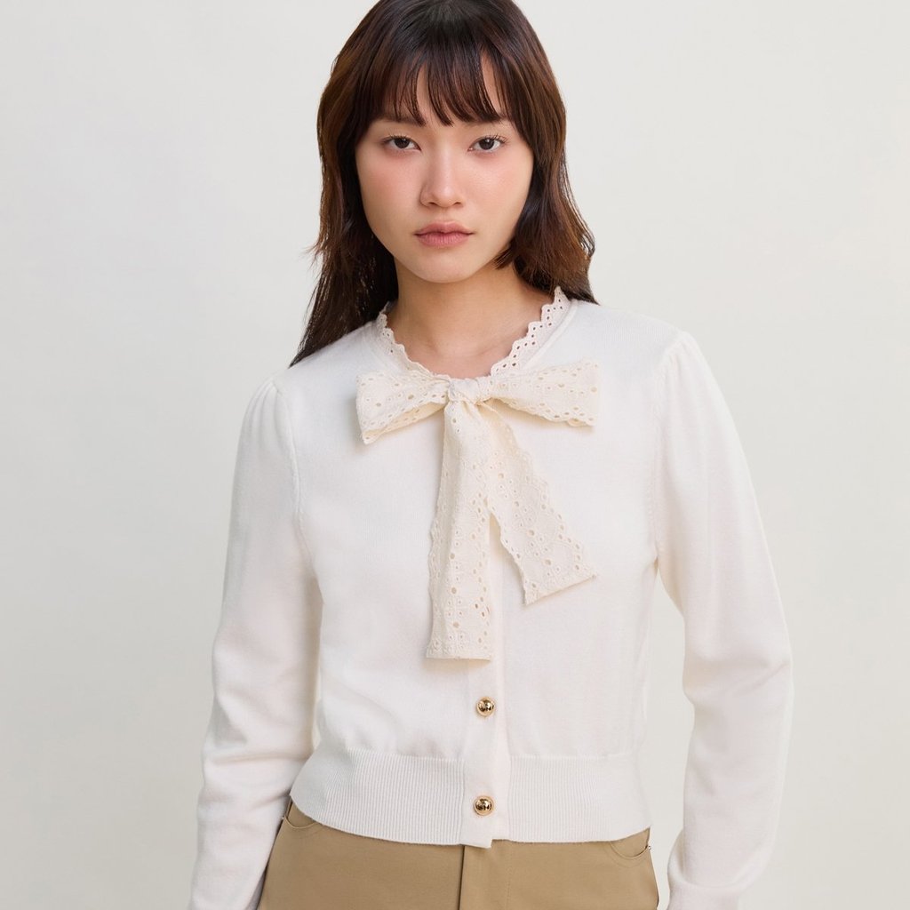 [Pomelo] เสื้อคาร์ดิแกนดีเทลโบว์ลูกไม้ / Lace Bow Detailed Cardigan