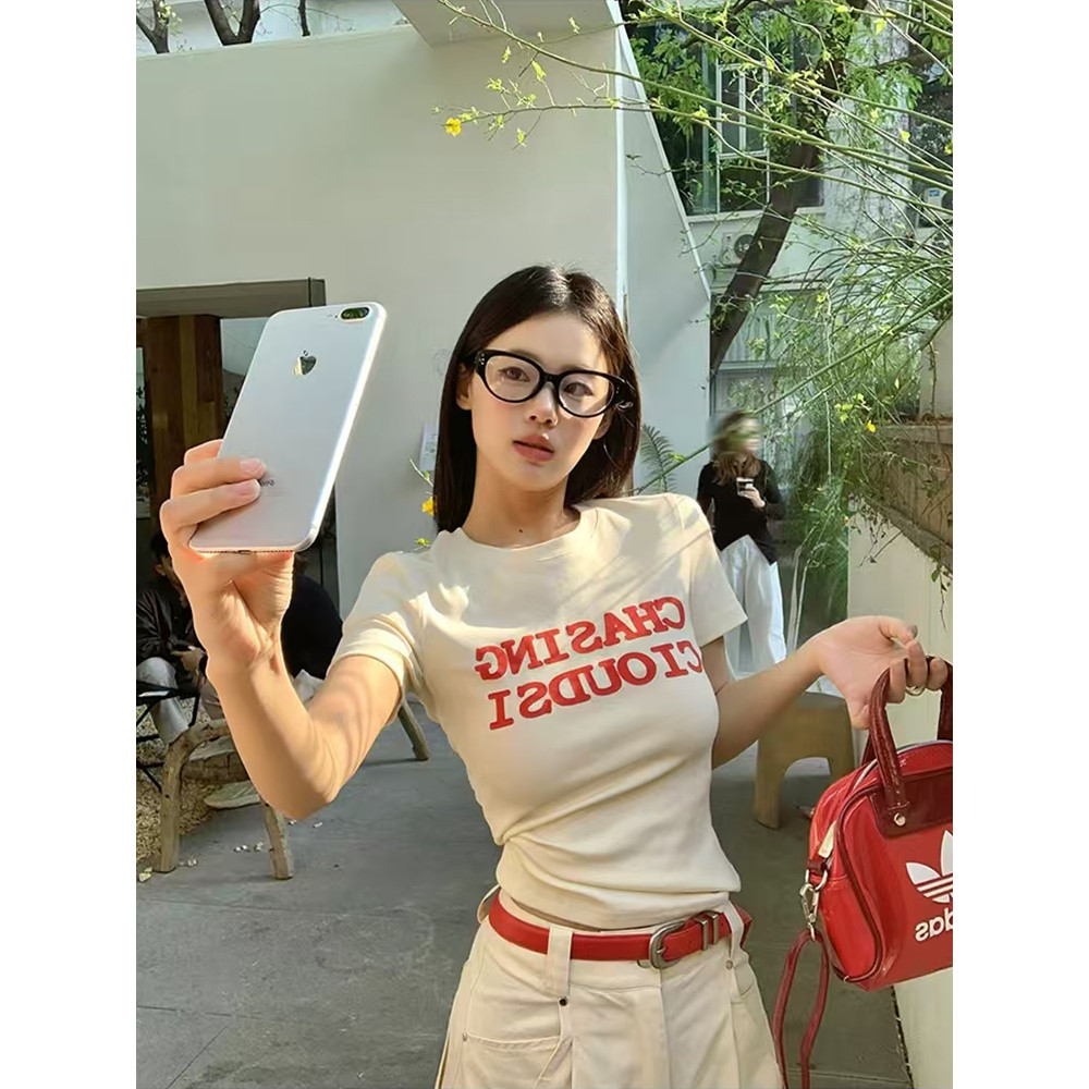 <Moses Queen> เสื้อยืดแขนสั้นพิมพ์ลายตัวอักษรสไตล์อเมริกันฤดูร้อนเสื้อครอปทรงสลิมไหล่ตรง