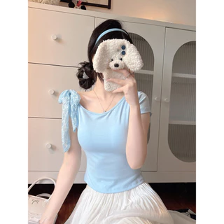 Vogue🌟พร้อมส่ง🌟 เสื้อครอปแขนสั้นดีไซน์เซ็กซี่ ปาดไหล่ผูกโบว์โชว์หลังผ้าลูกไม้ มีฟองน้ำในตัว (FY5019)