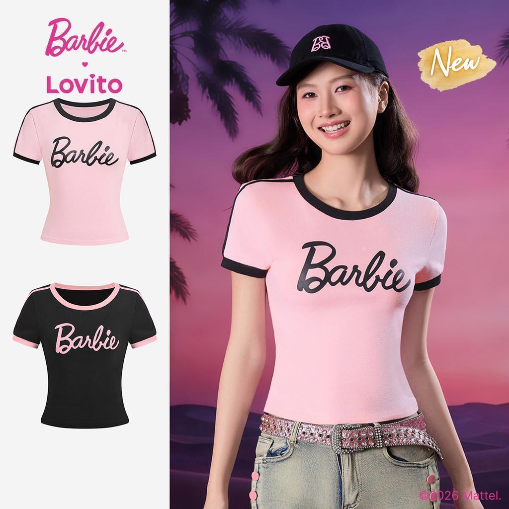 (New Arrival) Barbie™ X Lovito เสื้อยืดสีชมพูผู้หญิง ฤดูใบไม้ผลิ/ร้อน แขนสั้น คอกลม สีตัดกันและแถบข้าง เกาหลี อินเทรนด์ LBL5AD004