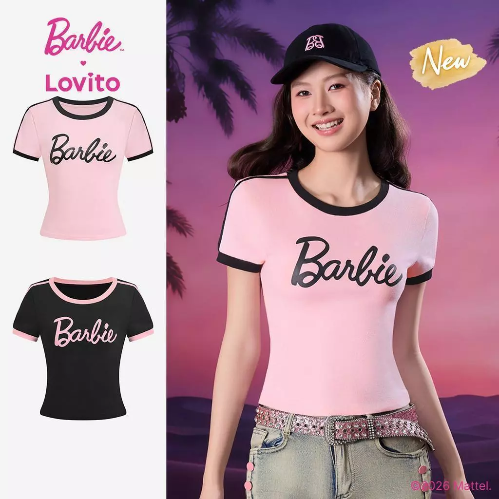 (New Arrival) Barbie™ X Lovito เสื้อยืดสีชมพูผู้หญิง ฤดูใบไม้ผลิ/ร้อน แขนสั้น คอกลม สีตัดกันและแถบข้าง เกาหลี อินเทรนด์ LBL5AD004