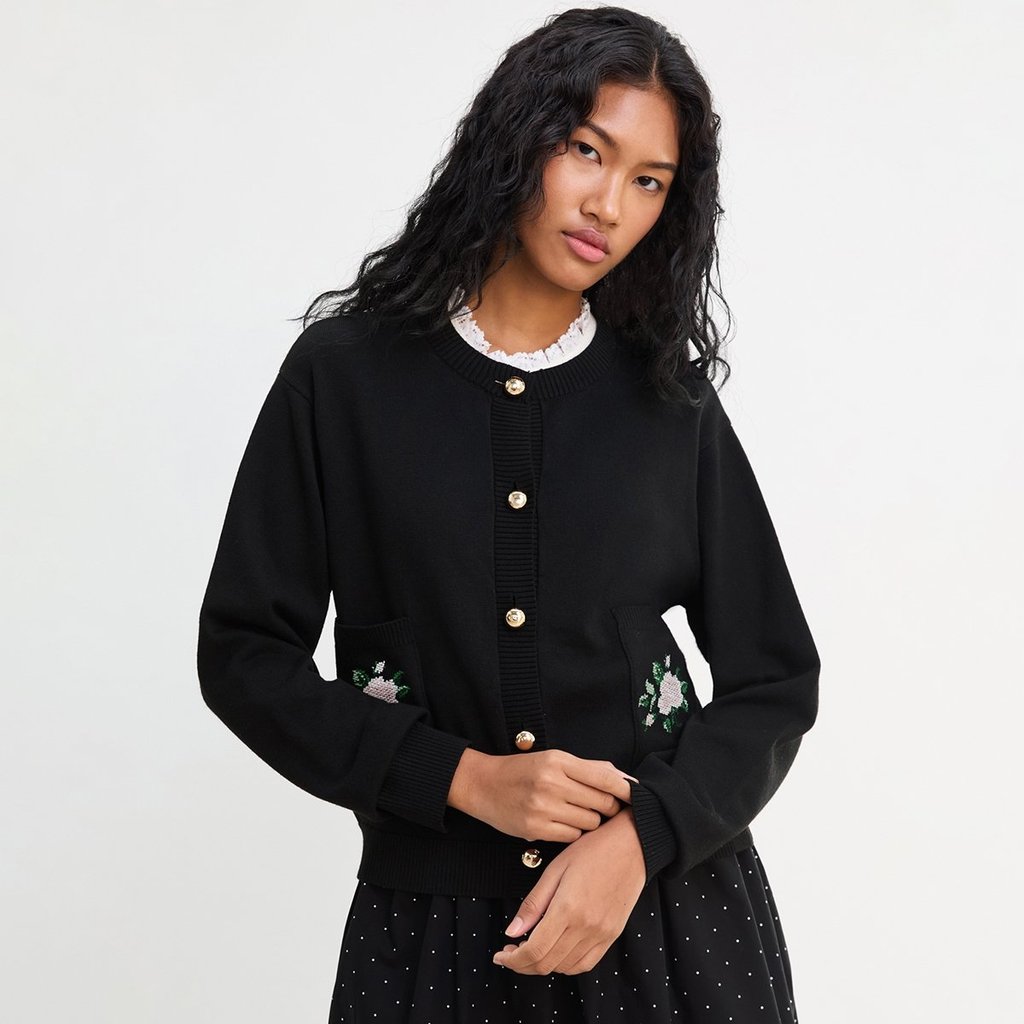 [Pomelo] เสื้อคาร์ดิแกนดีเทลกระเป๋าลายดอกไม้ / Floral Pocket Detailed Cardigan — صورة 2