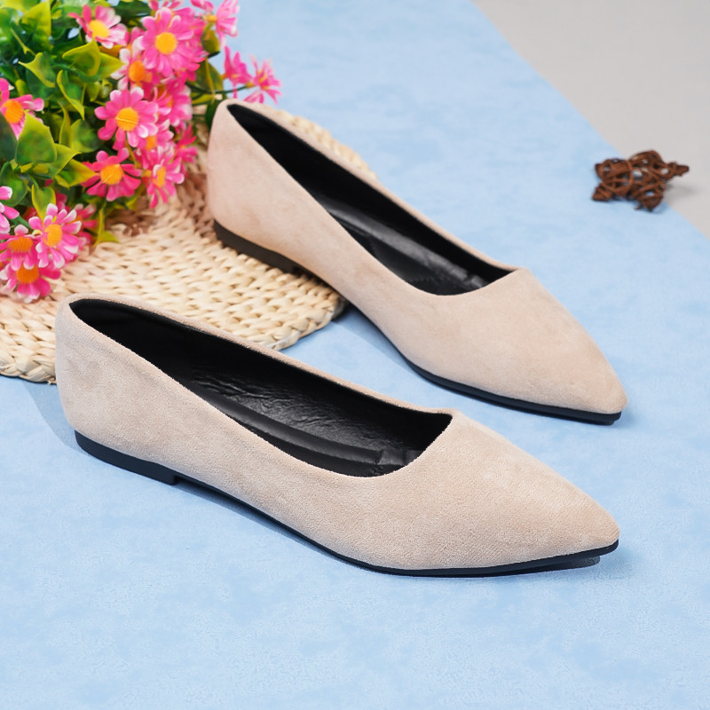 Ladies Light Khaki Suede Pointed Toe Flat Shoes น้ําหนักเบา Slip-On Soft Sole Casual Commuter Shoes
