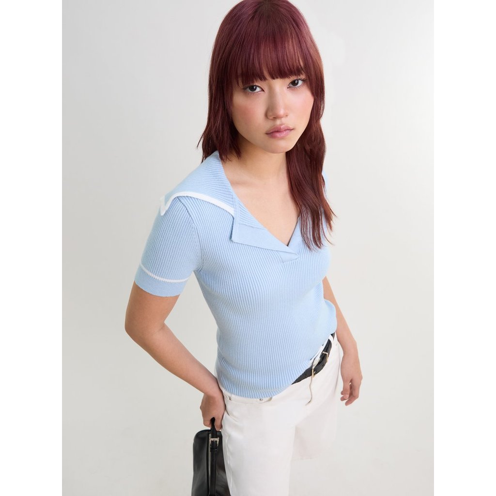 [Pomelo] เสื้อโปโลแขนสั้นผ้าถักร่องปกทหารเรือขอบสีตัดแต่งลายปักหน้าอก — صورة 7