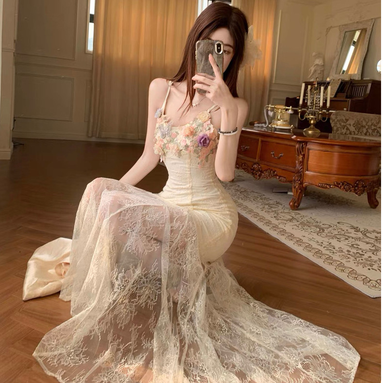 เดรสสุภาพสตรี หางปลา กระโปรง2026ฤดูร้อนสไตล์ใหม่ลูกไม้สามมิติสลิงดอกไม้สไตล์ย้อนยุคริมทะเลวันหยุดออกเดทพรรคแสงชุดแต่งงานดูสูง ผอมลง ดูบางสินค้าใหม่พร้อมสต็อกจัดส