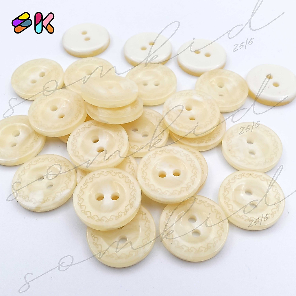 somkid กระดุมสีครีมลายหินอ่อน2รู  ขอบหนาดีเทลลายโบว์เล็กๆที่ขอบกระดุมขนาด18mm (size30L) สามารถแซ็กเครื่องได้