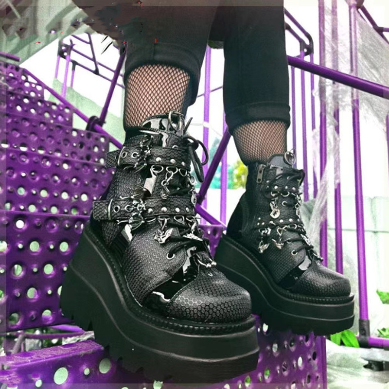 รองเท้าบูทส้นตึกสีดำ บูทหุ้มข้อแต่งค้างคาวและโซ่ สไตล์ Gothic / Punk มาร์ตินบูทแฟชั่นคอสเพลย์ Y2K ส้