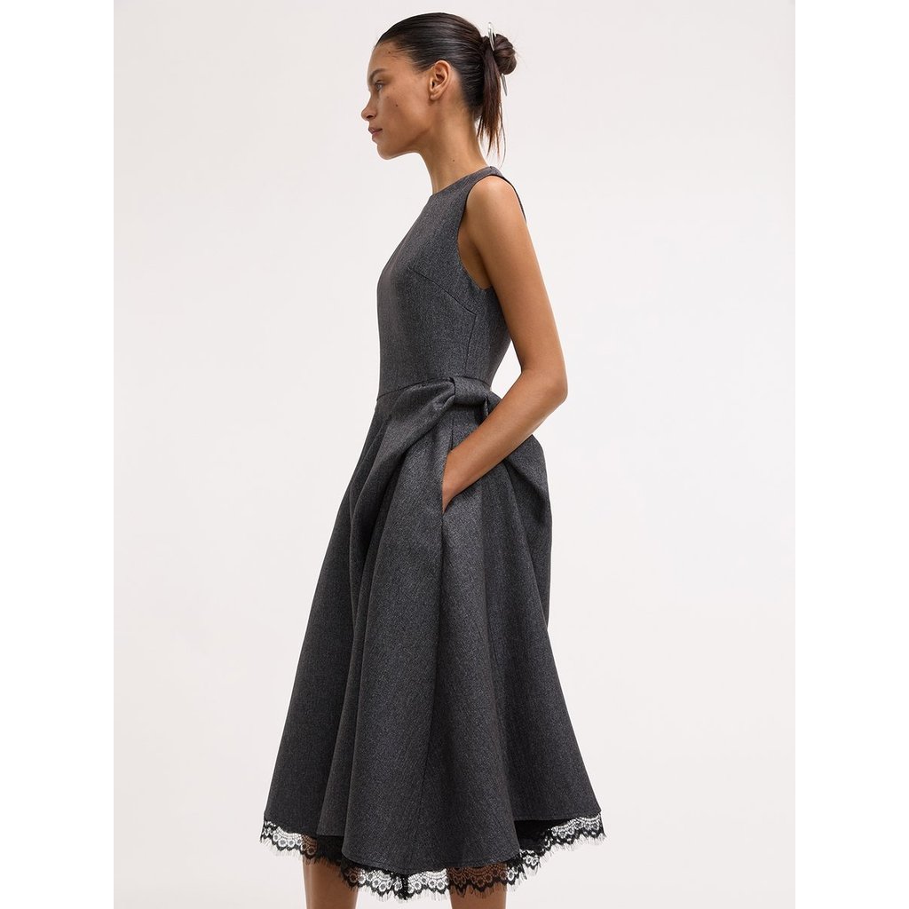 [Pomelo] เดรสยาวเอวเดรปแต่งชายลูกไม้ / Draped Waist Lace Hem Dress