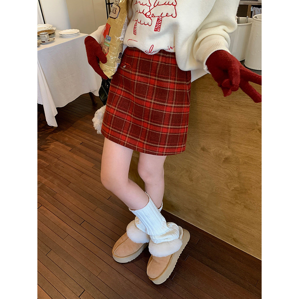 Wu 77 Retro สีแดงลายสก๊อตกระโปรงทําด้วยผ้าขนสัตว์ผู้หญิง 2025 สไตล์ใหม่ฤดูใบไม้ร่วง Preppy สไตล์เอวส