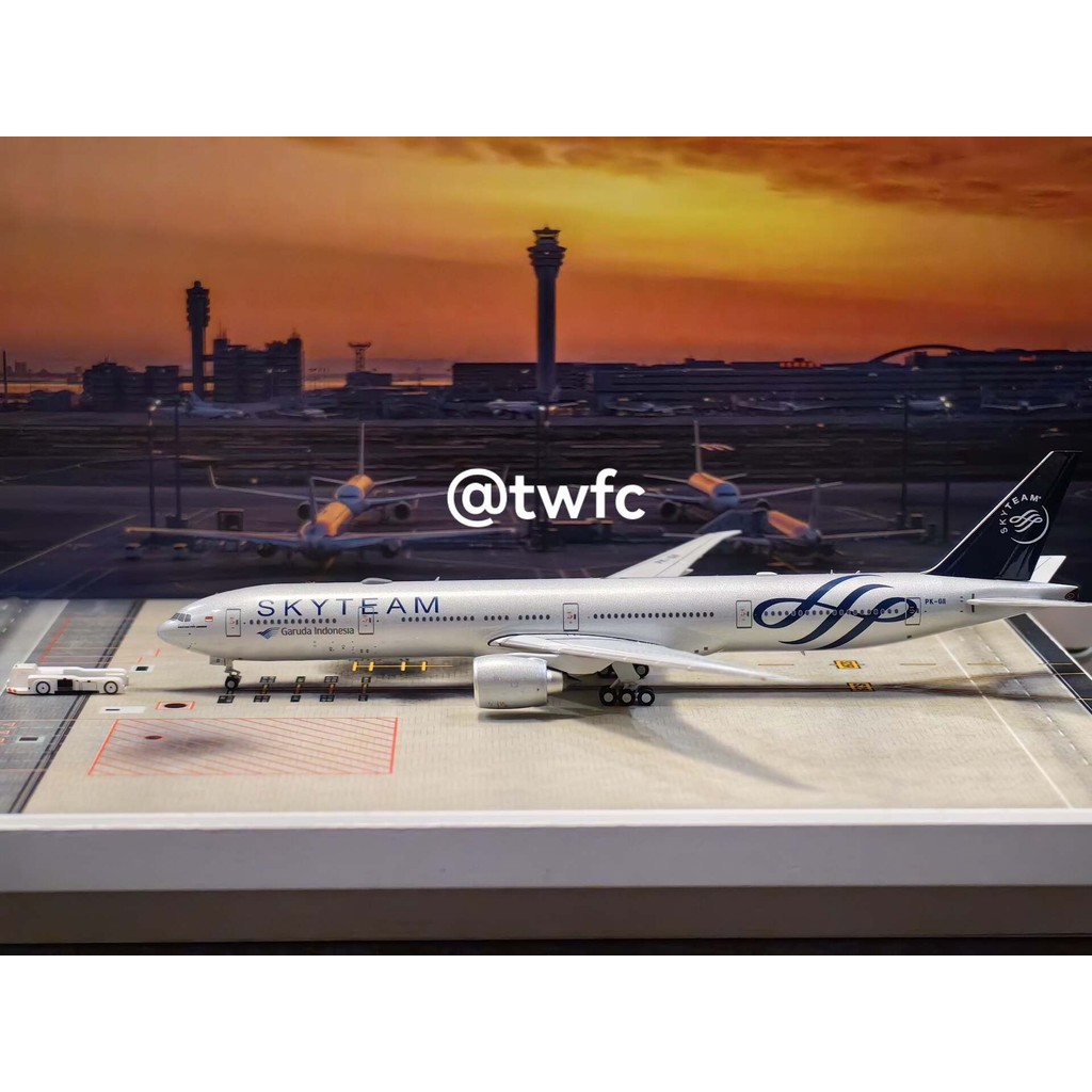 NG NG โมเดลอินโดนีเซีย Garuda Air B777-300ER PK-GII 1: 400 การวัด Flawless Day League ทาสีโบอิ้ง 777