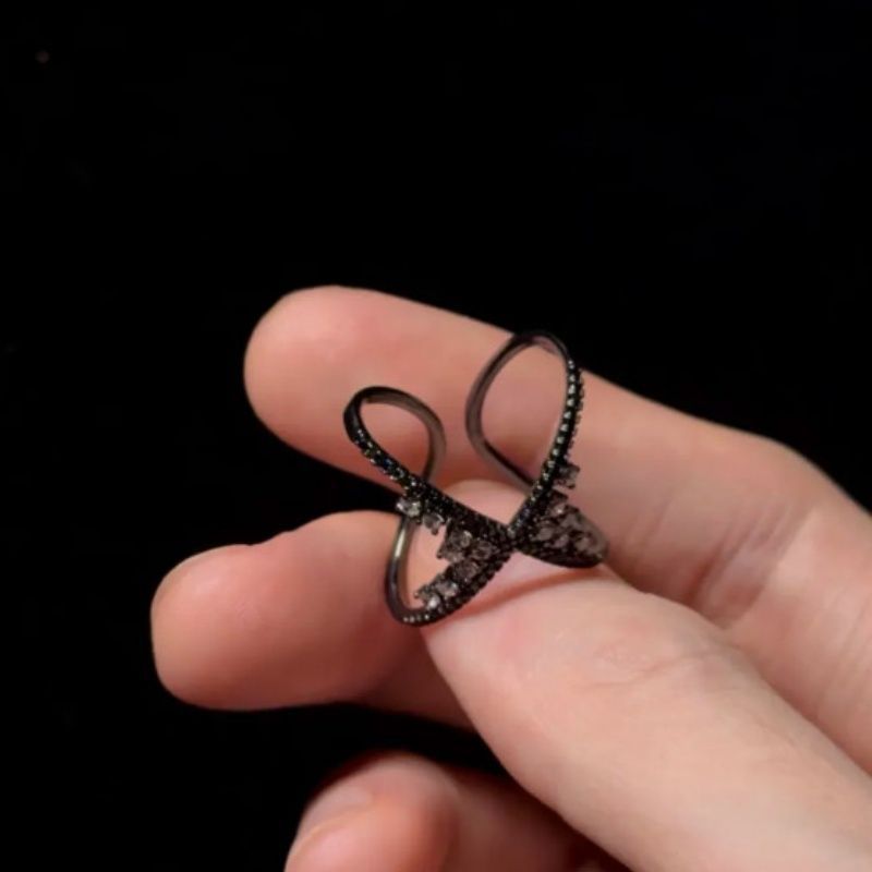 {Dark Night Butterfly Shadow} Distressed Black Gun Color Cross Hollow Butterfly Ring ฝัง Niche Cool 