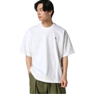 CALVIN KLEIN เสื้อยืดคอกลมแขนสั้นผู้ชาย CK Monogram Logo ทรง Oversized รุ่น 4RG005G YAF-สีขาว