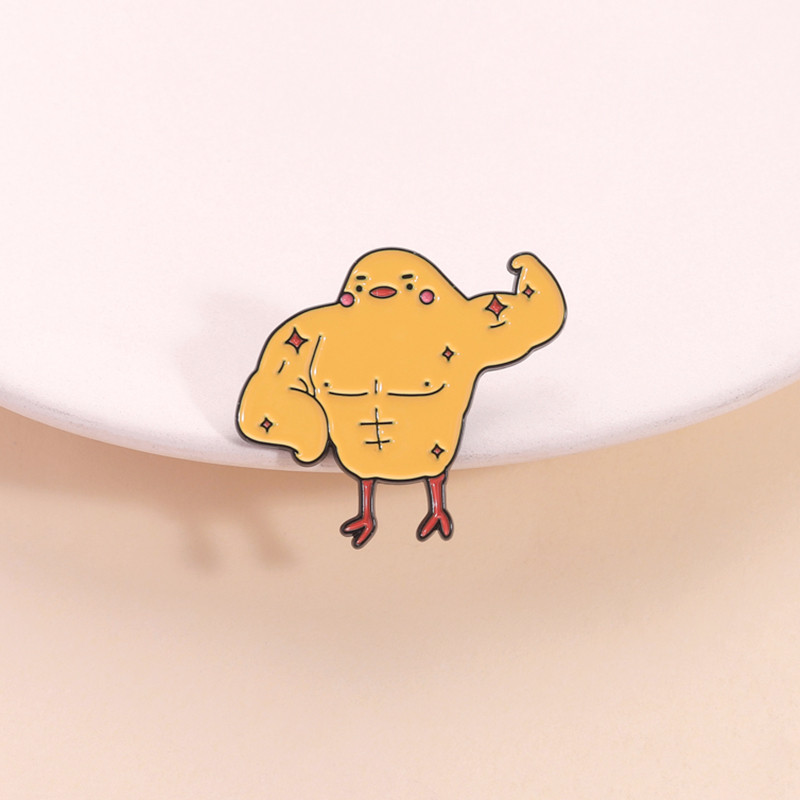 เข็มกลัดการ์ตูนไก่สีเหลือง แบบตลก พร้อมกระเป๋าเป้และหมวก ของขวัญอุปกรณ์ตกแต่ง