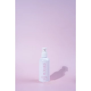 RIRIKO GENTLE BALANCING FEMININE WASH ทำความสะอาดทุกวันด้วยส่วนผสมจากธรรมชาติเพื่อดูแลบริเวณจุดซ่อนเร้นที่บอบบาง