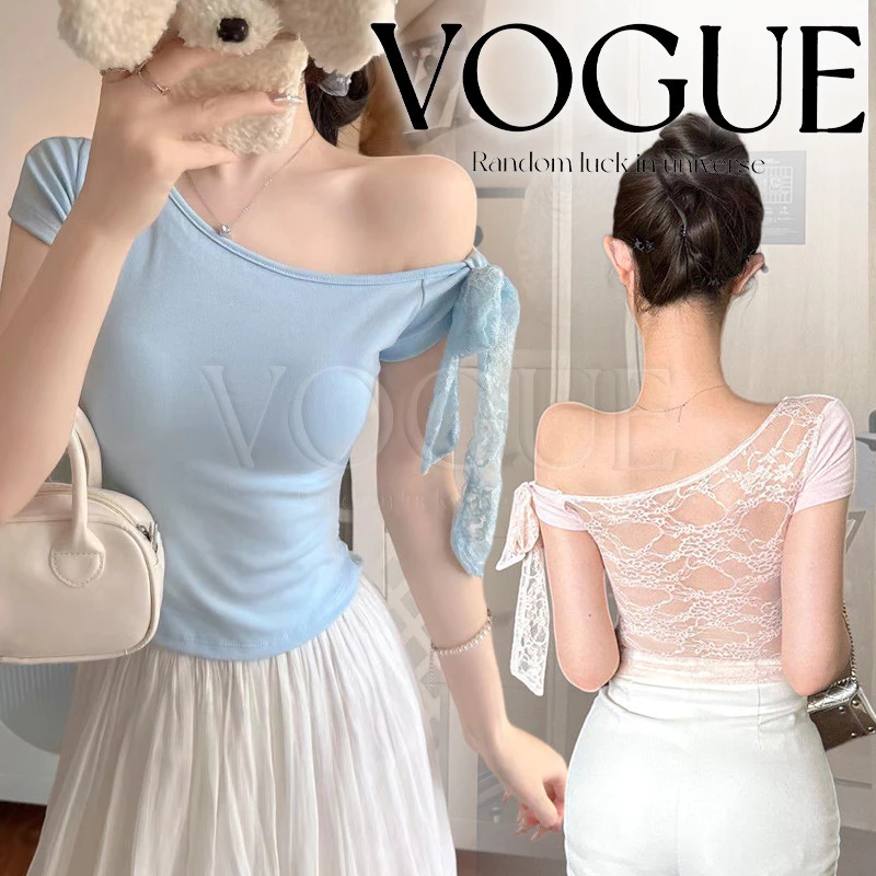 Vogue🌟พร้อมส่ง🌟 เสื้อครอปแขนสั้นดีไซน์เซ็กซี่ ปาดไหล่ผูกโบว์โชว์หลังผ้าลูกไม้ มีฟองน้ำในตัว (FY5019)