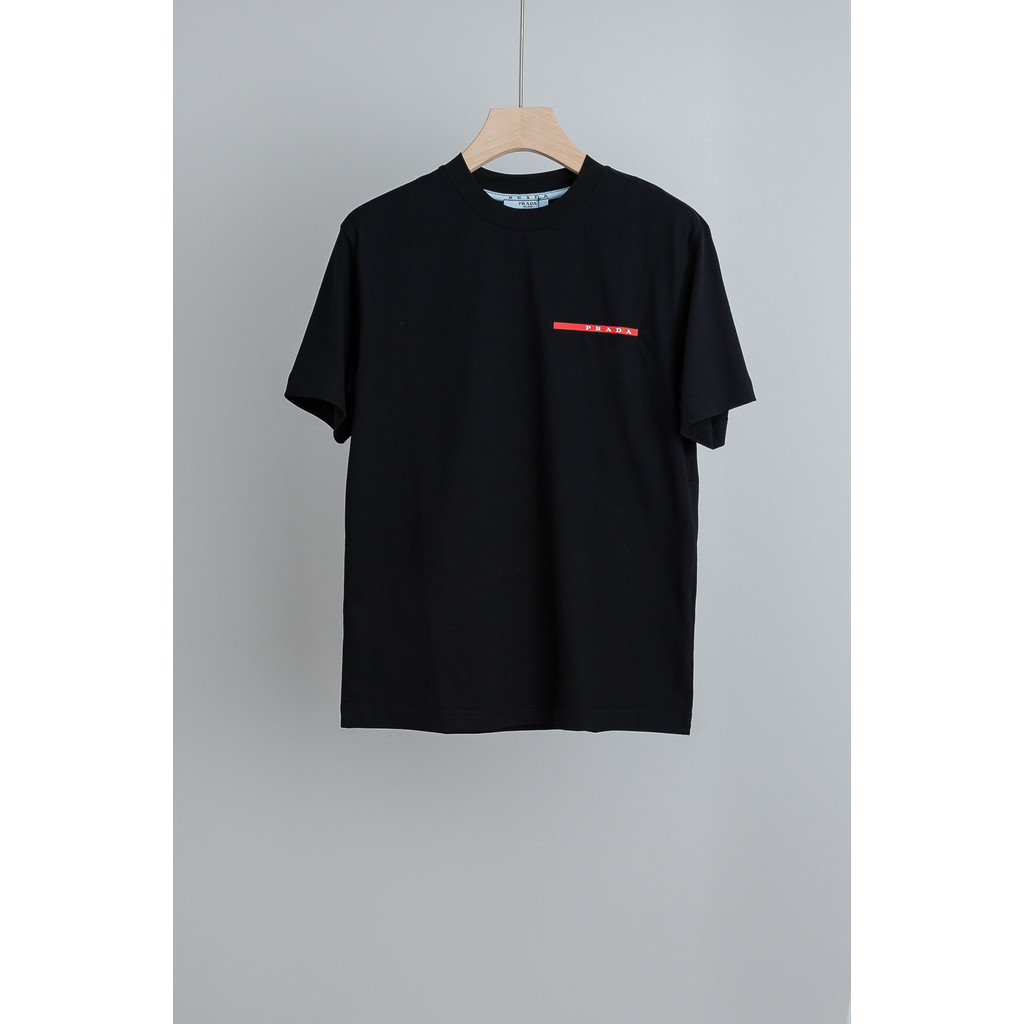 PRADA PRADA 2026 เสื้อยืดคอกลมแขนสั้นสไตล์คู่ผู้ชาย 2025 ฤดูใบไม้ร่วง Slim-fit Slimmer ดูสีคมชัดพิมพ