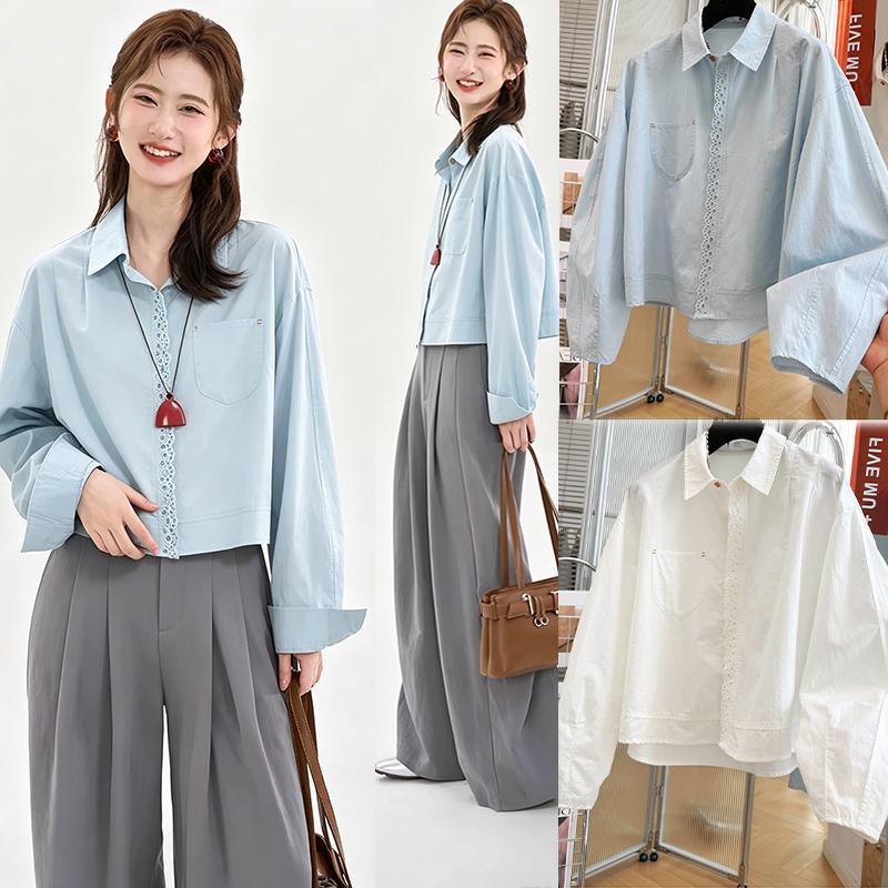 mimi&didi-[สินค้าพร้อมส่ง]เสื้อเชิ้ตแขนยาวสีขาวแต่งขอบลูกไม้สไตล์เกาหลี ทรงสั้น ไซส์ใหญ่ เสื้อทรงสวยหรู สีพื้น มีปก#w766